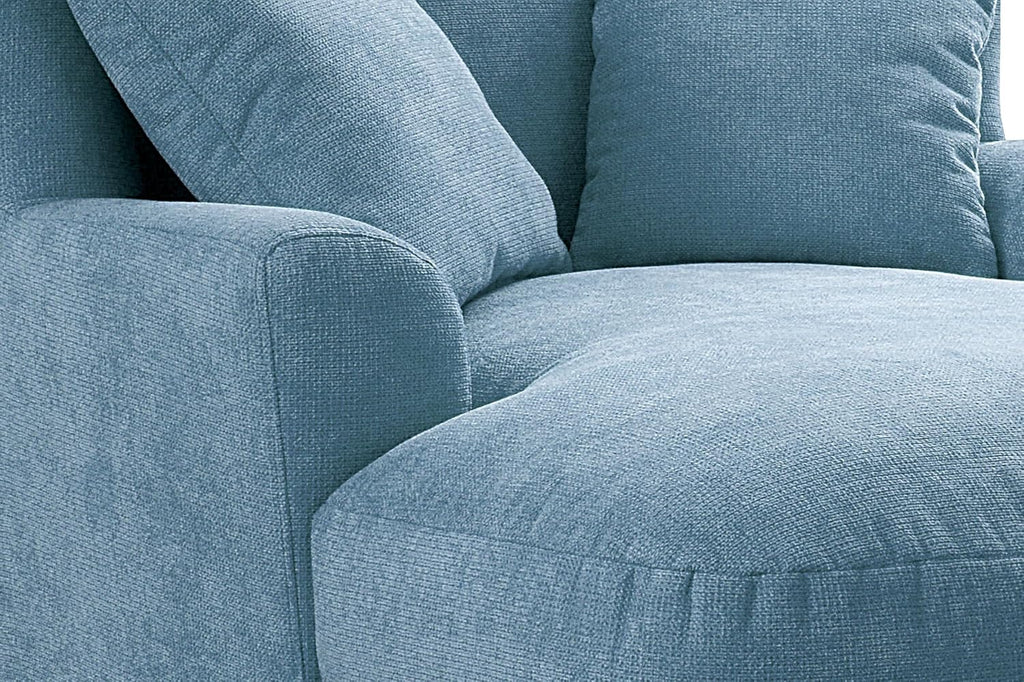 Sillón XXL Cavadore Assado / Gran sillón tapizado con patas de madera y asiento amplio / Incl. 2 cojines decorativos / 109 x 104 x 145 / Tejido de punto azul claro