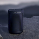 Bang & Olufsen Beosound Explore – Altavoz Bluetooth inalámbrico portátil para exteriores, hogar y viajes, 27 horas de autonomía, resistente al agua, sonido 360° + cable de carga USB-C – Negro antracita