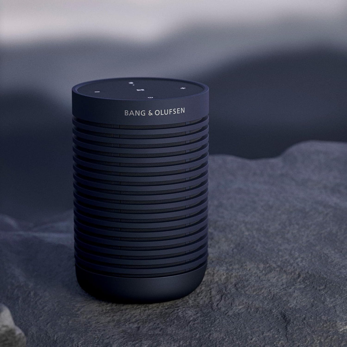 Bang & Olufsen Beosound Explore – Altavoz Bluetooth inalámbrico portátil para exteriores, hogar y viajes, 27 horas de autonomía, resistente al agua, sonido 360° + cable de carga USB-C – Negro antracita