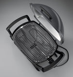 Weber Q2400 Elekrogrill mit Stand + Seitentischen, 54 x 39cm Grillfäche, portable, 2-geteilter porzellanemaillierter Guss-Grillrost, Aluminiumguss Deckel & Gehäuse - Dark Grey (55020879)