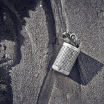 Bang & Olufsen Beosound Explore – Altavoz Bluetooth inalámbrico portátil para exteriores, hogar y viajes, 27 horas de autonomía, resistente al agua, sonido 360° + cable de carga USB-C – Negro antracita