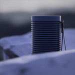 Bang & Olufsen Beosound Explore – Altavoz Bluetooth inalámbrico portátil para exteriores, hogar y viajes, 27 horas de autonomía, resistente al agua, sonido 360° + cable de carga USB-C – Negro antracita