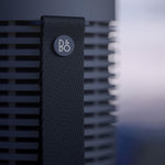 Bang & Olufsen Beosound Explore – Altavoz Bluetooth inalámbrico portátil para exteriores, hogar y viajes, 27 horas de autonomía, resistente al agua, sonido 360° + cable de carga USB-C – Negro antracita
