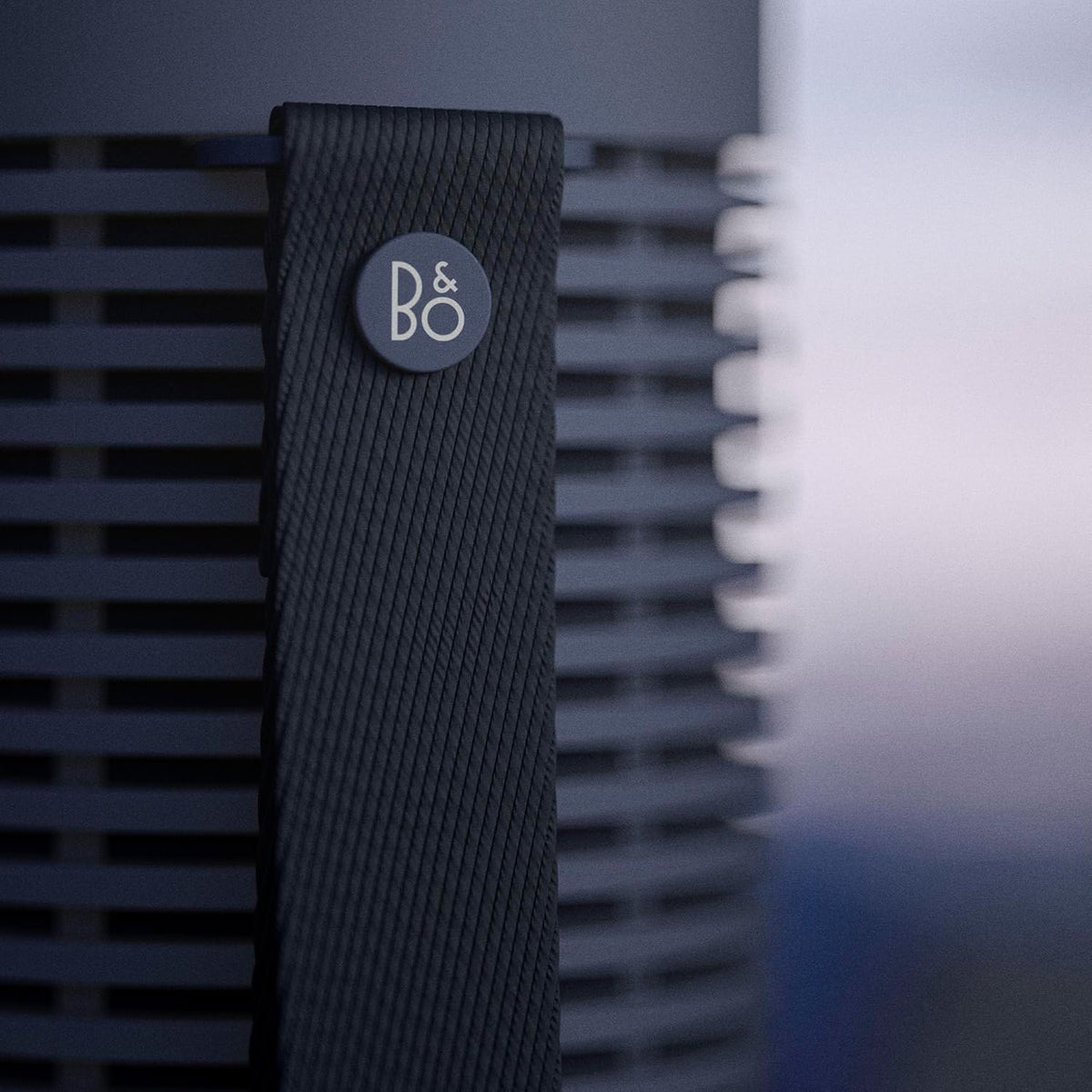 Bang & Olufsen Beosound Explore – Altavoz Bluetooth inalámbrico portátil para exteriores, hogar y viajes, 27 horas de autonomía, resistente al agua, sonido 360° + cable de carga USB-C – Negro antracita