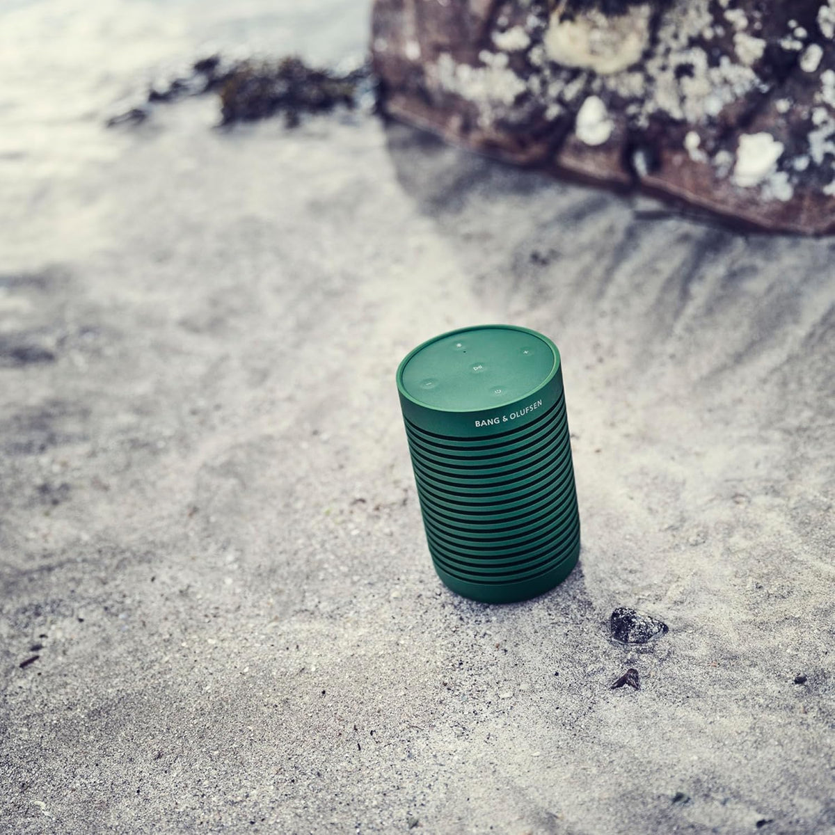 Bang & Olufsen Beosound Explore – Altavoz Bluetooth inalámbrico portátil para exteriores, hogar y viajes, 27 horas de autonomía, resistente al agua, sonido 360° + cable de carga USB-C – Negro antracita