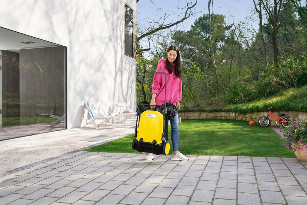Kärcher Kehrmaschine S 4 Twin 2-in-1, gelb/schwarz | Max. Flächenleistung: 2400m²/h, 2 Seitenbesen, Kehrbehälter: 20 l, Arbeitsbreite: 680 mm