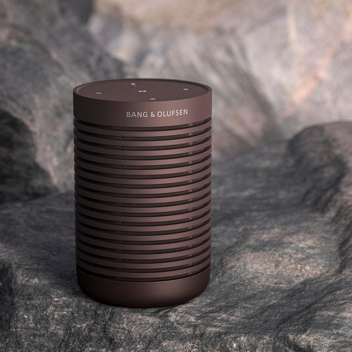 Bang & Olufsen Beosound Explore – Altavoz Bluetooth inalámbrico portátil para exteriores, hogar y viajes, 27 horas de autonomía, resistente al agua, sonido 360° + cable de carga USB-C – Negro antracita