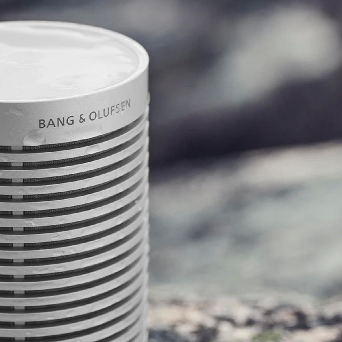 Bang & Olufsen Beosound Explore – Altavoz Bluetooth inalámbrico portátil para exteriores, hogar y viajes, 27 horas de autonomía, resistente al agua, sonido 360° + cable de carga USB-C – Negro antracita