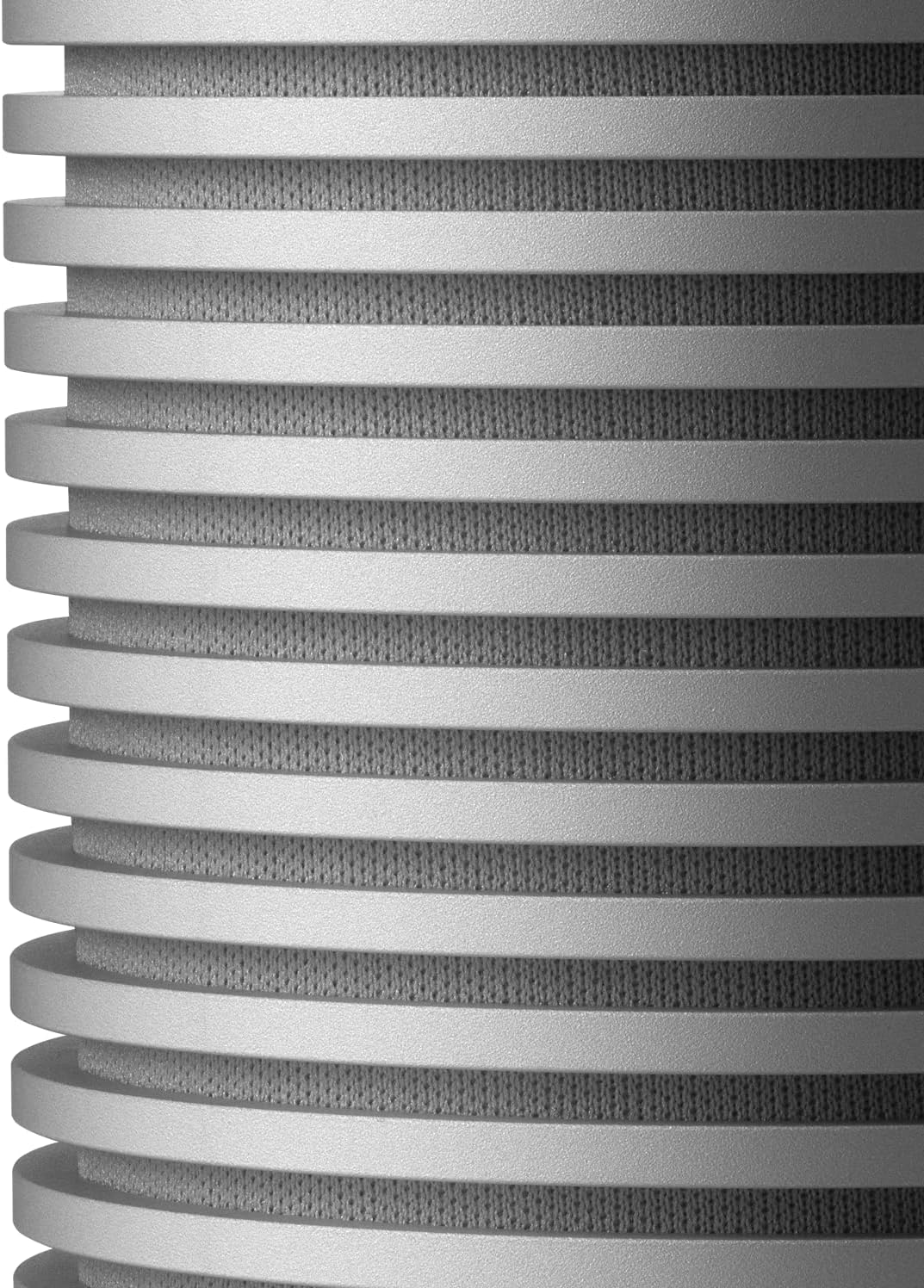 Bang & Olufsen Beosound Explore – Altavoz Bluetooth inalámbrico portátil para exteriores, hogar y viajes, 27 horas de autonomía, resistente al agua, sonido 360° + cable de carga USB-C – Negro antracita