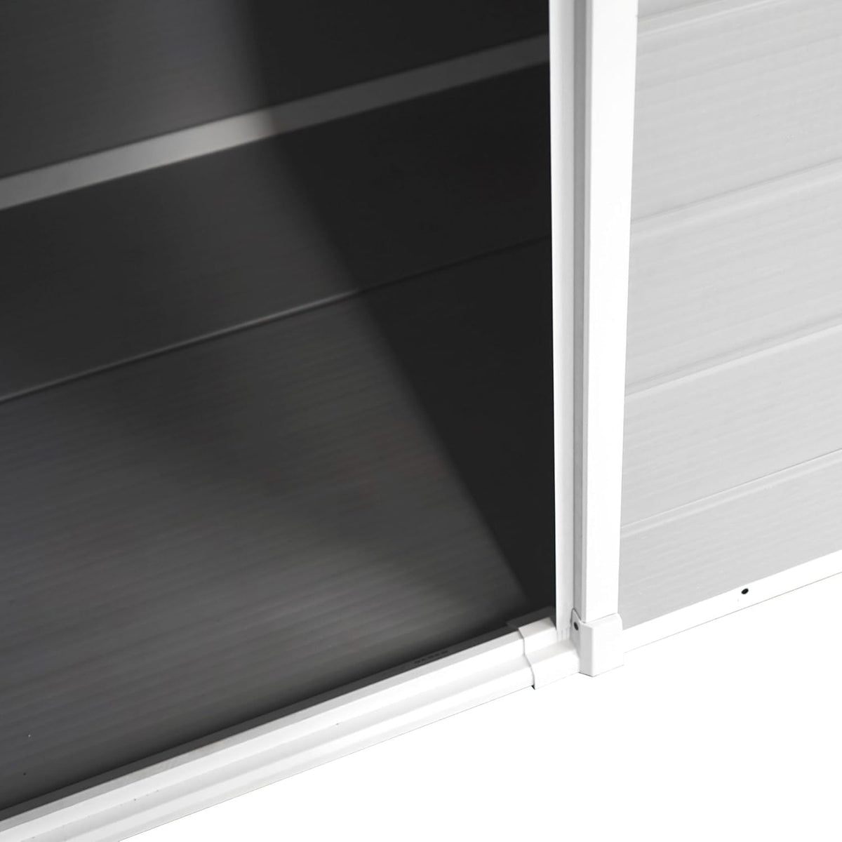 Wasabi - Caseta de resina para jardín Unit 1.4 – Ventana de luz natural - Suelo incluido - Paneles de 12 mm de espesor - Gris y blanco - Cobertizo de PVC para almacenaje exterior - 1,37 m² - Techo plano