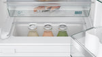 Siemens KU22LADD0, iQ500 Smarter Unterbau-Kühlschrank mit Gefrierfach, 82 x 60 cm Nische, 110 L, hyperFresh Schublade, Flaschenhalter, Sehr leise 35 dB, softClose Flachscharnier mit Softeinzug