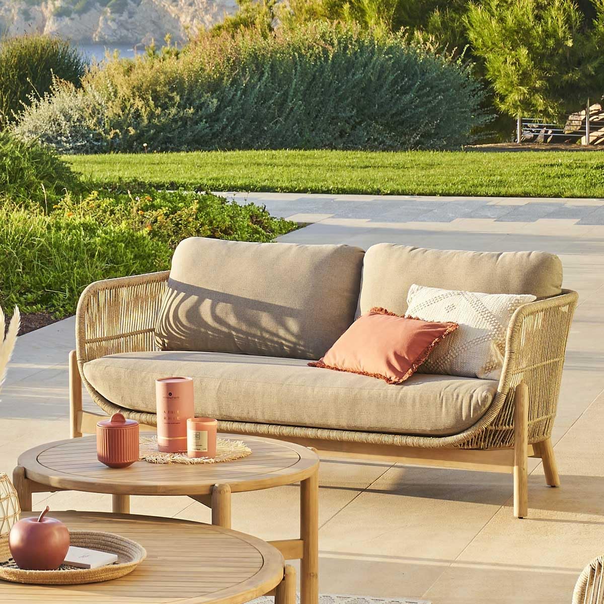 Hespéride – Deona Gartensofa in Taupe und Akazie – 2-Sitzer – Abnehmbare, Wasserabweisende Kissen – Garten-, Terrassen- und Balkonmöbel