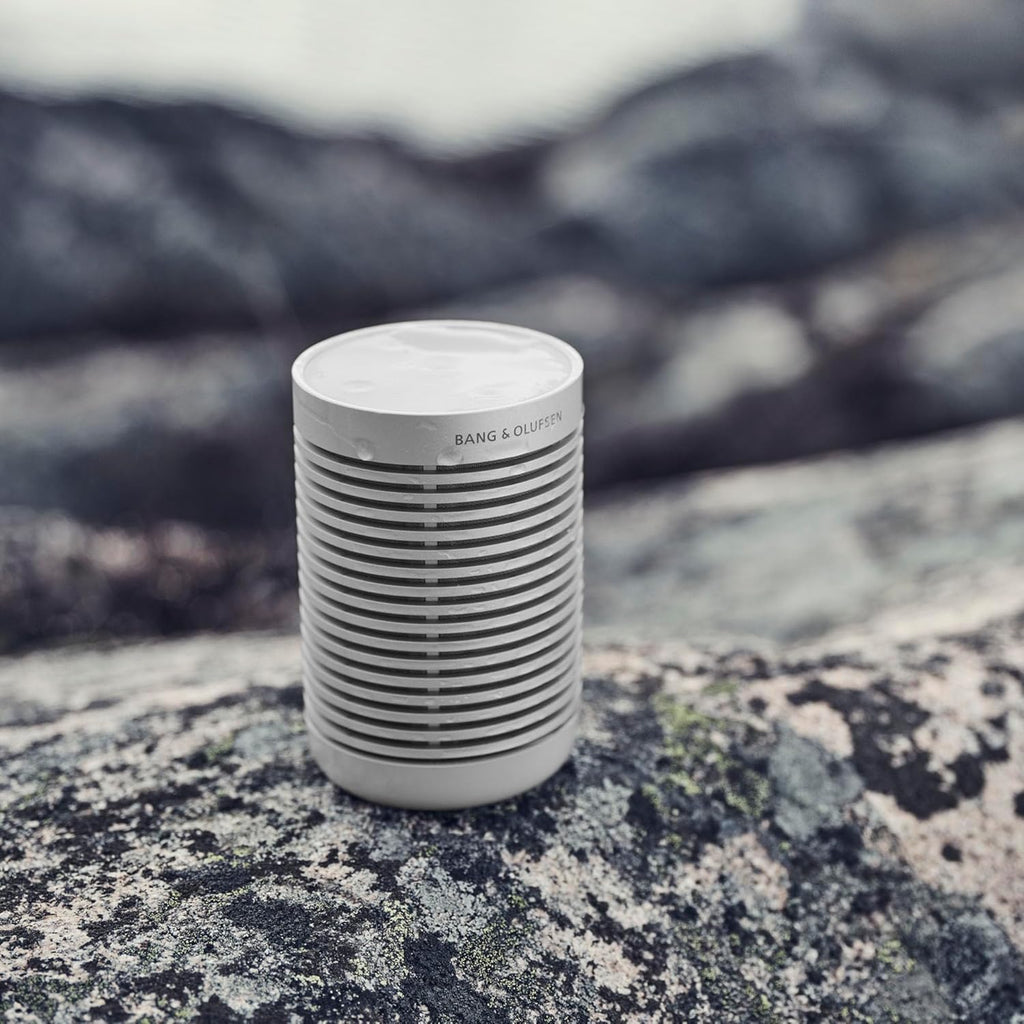 Bang & Olufsen Beosound Explore – Altavoz Bluetooth inalámbrico portátil para exteriores, hogar y viajes, 27 horas de autonomía, resistente al agua, sonido 360° + cable de carga USB-C – Negro antracita