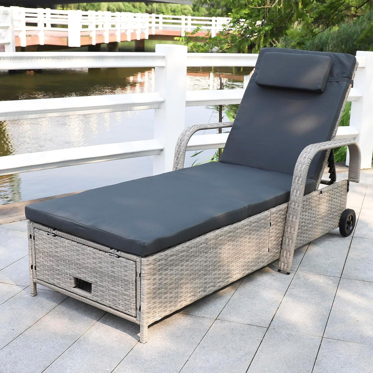 Tumbona de jardín, hamaca de ratán con espacio de almacenamiento y respaldo reclinable, mueble de jardín móvil con cojín, poliratán y metal, 200 x 75 x 30-92 cm (beige/gris oscuro)