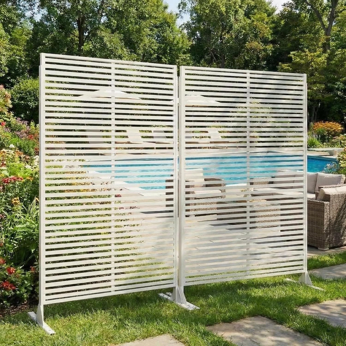 Set de 2 paneles de privacidad de metal, biombo independiente de 180x120 cm, separador de ambientes resistente a la intemperie para jardín, terraza, balcón y decoración exterior, con soporte, acero galvanizado, rayas horizontales blancas