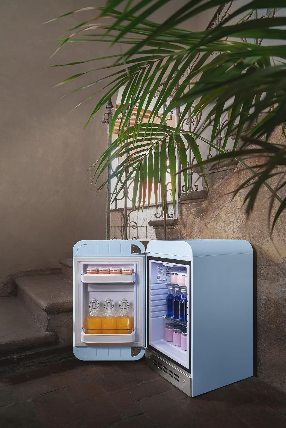 Smeg, minibar FAB5LDPB6, estilo vintage, una puerta, 34 l, bisagras a la izquierda, refrigeración estática, 2 estantes ajustables, botellero e iluminación LED, altura 72,5 cm, azul celeste