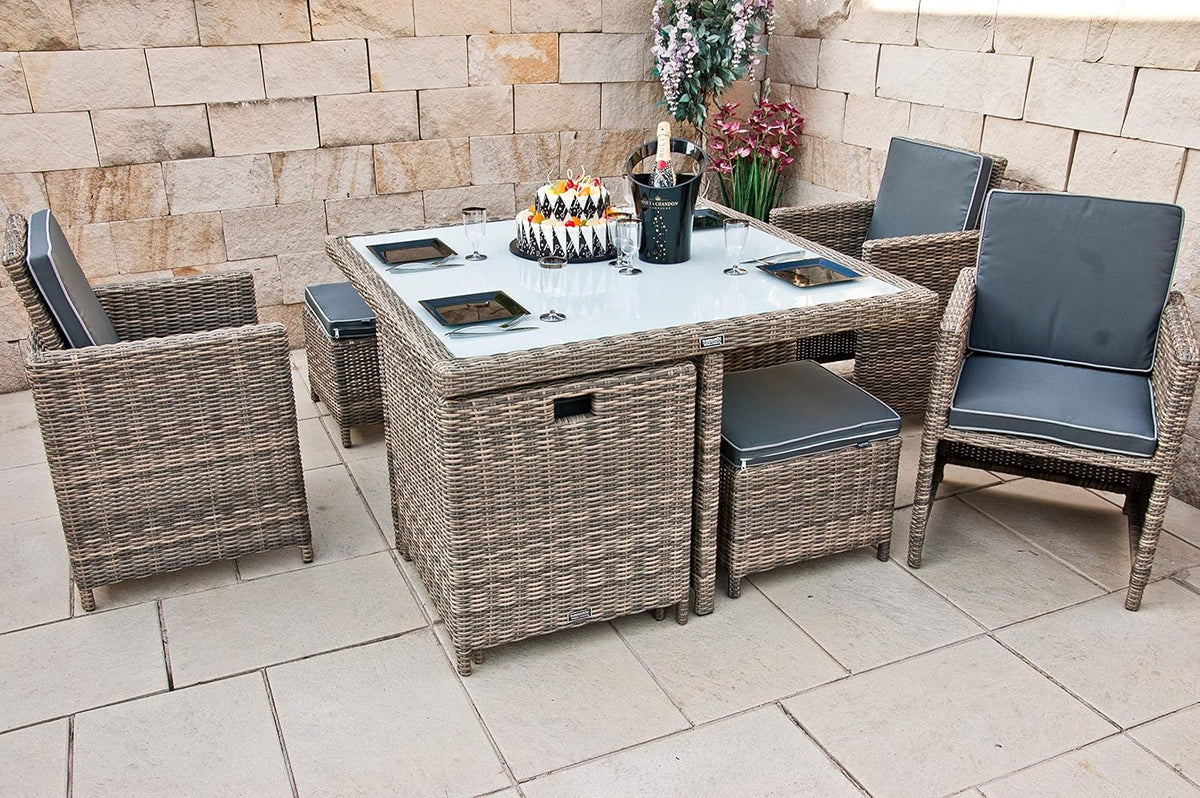 Ragnarök PolyRattan - DEUTSCHE Marke - EIGENE Produktion - 8 Jahre Garantie - Gartenmöbel Essgruppe Tisch 4 Stuhl Hocker 12 Polster Grau Rostfrei Aluminium Natur Dining Würfel Glas