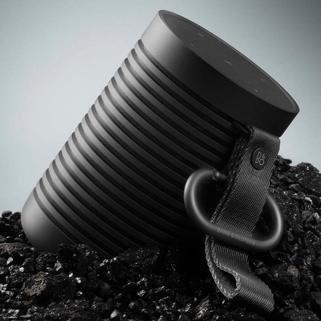 Bang & Olufsen Beosound Explore – Altavoz Bluetooth inalámbrico portátil para exteriores, hogar y viajes, 27 horas de autonomía, resistente al agua, sonido 360° + cable de carga USB-C – Negro antracita