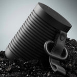 Bang & Olufsen Beosound Explore – Altavoz Bluetooth inalámbrico portátil para exteriores, hogar y viajes, 27 horas de autonomía, resistente al agua, sonido 360° + cable de carga USB-C – Negro antracita