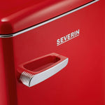 Mini refrigerador retro SEVERIN, incluye opción de refrigeración que ahorra espacio, 2 estantes ajustables en altura, compartimento congelador integrado, extremadamente silencioso - 37 dB, 108 L de capacidad útil, rojo, RKS 8830