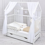 Set completo de cuna Baby Delux, cama casita de 60x120 cm, color blanco, con cajón, barrera anticaídas, colchón, ropa de cama y set de decoración (Prince Stars)