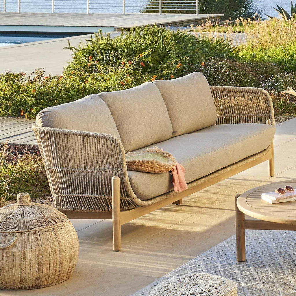 Hespéride - Sofá de jardín Deona en color topo y acacia - 3 plazas - Cojines desenfundables e hidrófugos - Muebles de jardín, terraza y balcón