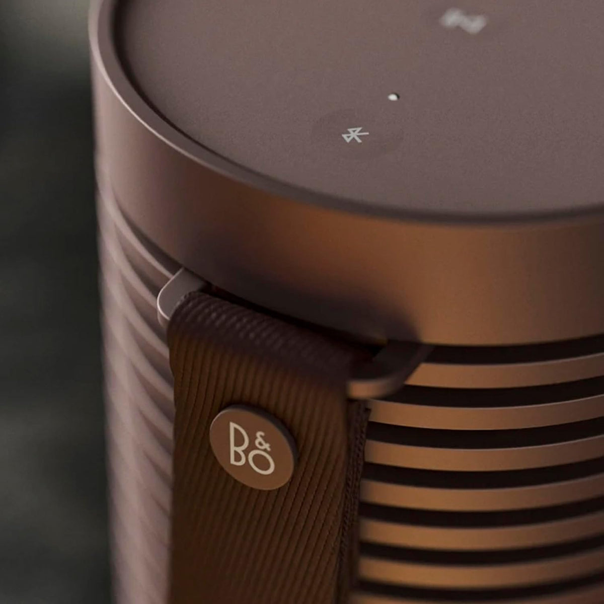 Bang & Olufsen Beosound Explore – Altavoz Bluetooth inalámbrico portátil para exteriores, hogar y viajes, 27 horas de autonomía, resistente al agua, sonido 360° + cable de carga USB-C – Negro antracita