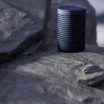 Bang & Olufsen Beosound Explore – Altavoz Bluetooth inalámbrico portátil para exteriores, hogar y viajes, 27 horas de autonomía, resistente al agua, sonido 360° + cable de carga USB-C – Negro antracita