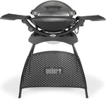 Weber Q2400 Elekrogrill mit Stand + Seitentischen, 54 x 39cm Grillfäche, portable, 2-geteilter porzellanemaillierter Guss-Grillrost, Aluminiumguss Deckel & Gehäuse - Dark Grey (55020879)