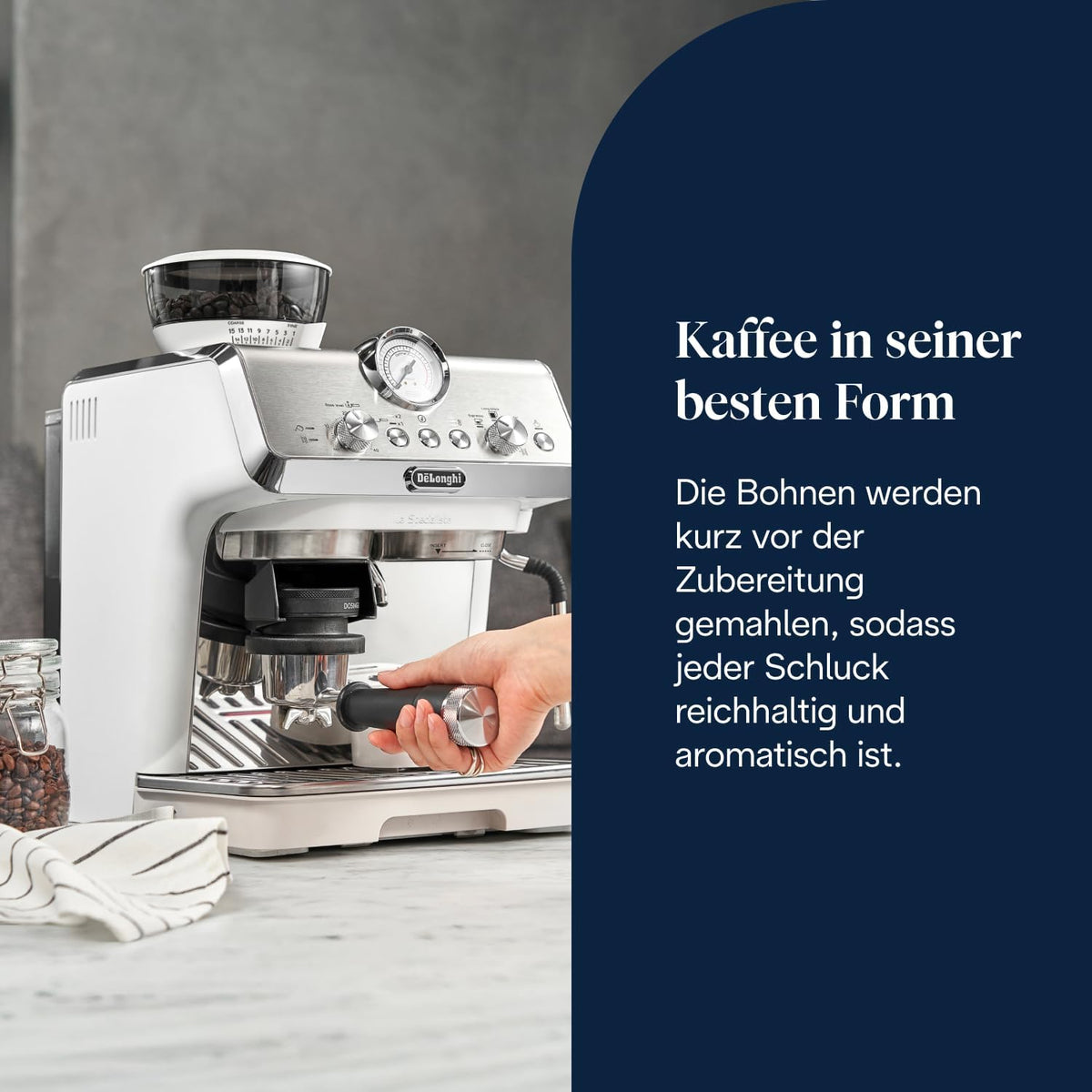 Cafetera de brazo De'Longhi La Specialista Arte EC9155.W, máquina de espresso con molinillo, 8 niveles de molienda, 15 bares, 3 temperaturas, boquilla para espuma de leche, 1550W, depósito de 1,7L, blanca, incluye kit de barista