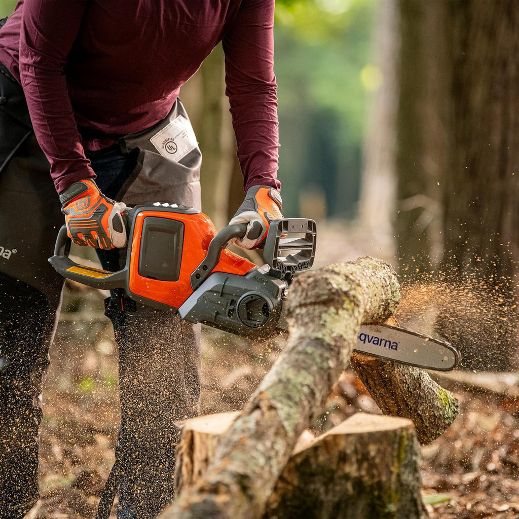 Husqvarna 225i Akku-Kettensäge - Leicht, kabellos, leise, 14″ Schiene, 20 m/s Kettengeschwindigkeit, ideal für Baumschnitt und Gartenpflege (inkl. Akku & Ladegerät)