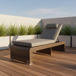 RS Trade Sonnenliege Gartenliege wetterfest aus Rattan, extra hoch & extra breit auch für Senioren – XXL bis 200kg – mit Rollen, Outdoor Liege mit Verstellbarer Rückenlehne, braun mit Grauer Auflage