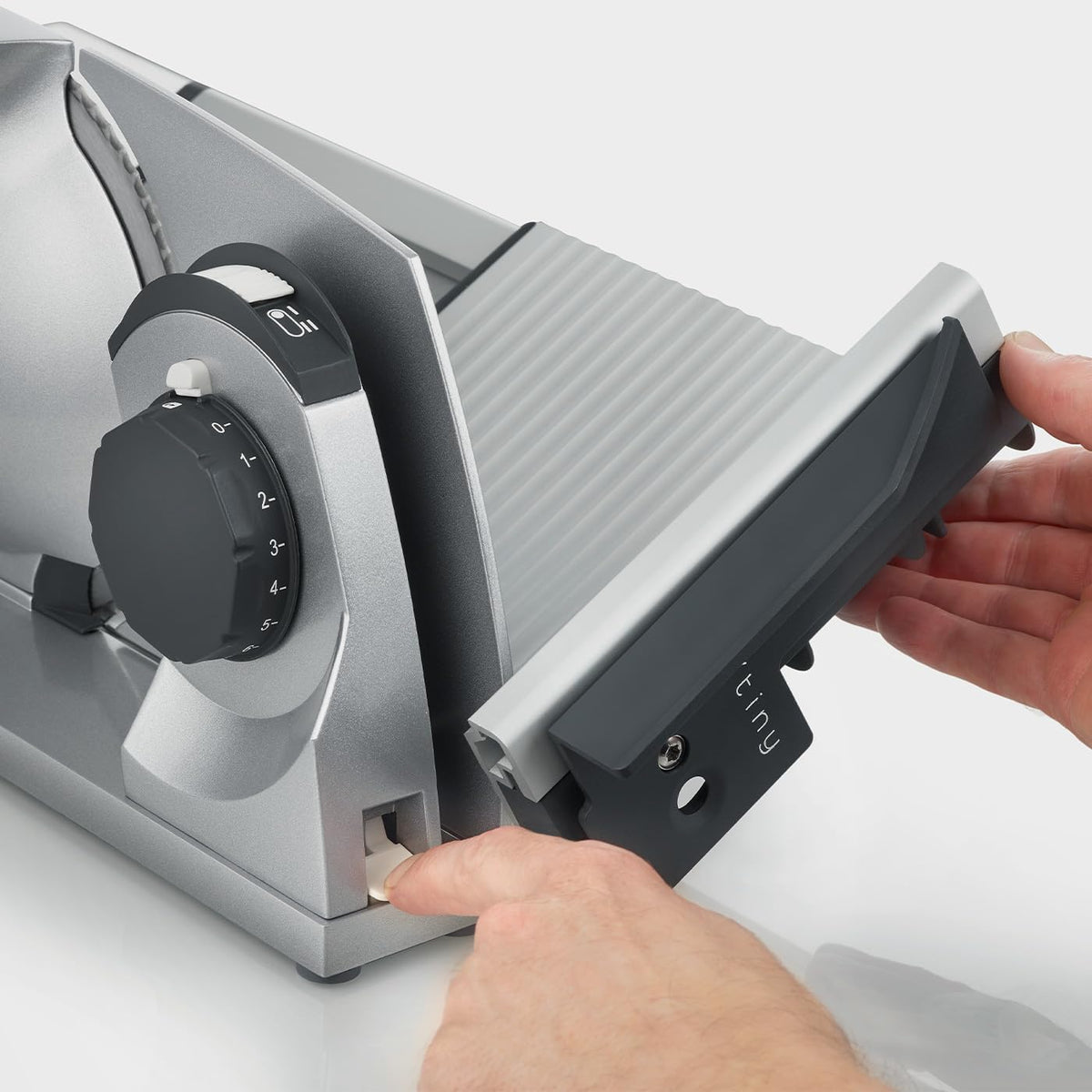 GRAEF. MYtiny MT1000 - Klappbarer Allesschneider, Made in Germany, Vollmetall, Wellenschliffmesser 170 mm, Schnittstärke 0-15 mm, Energiesparmotor 170 W, Brotschneidemaschine klappbar, Kompakt, Silber
