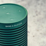 Bang & Olufsen Beosound Explore – Altavoz Bluetooth inalámbrico portátil para exteriores, hogar y viajes, 27 horas de autonomía, resistente al agua, sonido 360° + cable de carga USB-C – Negro antracita