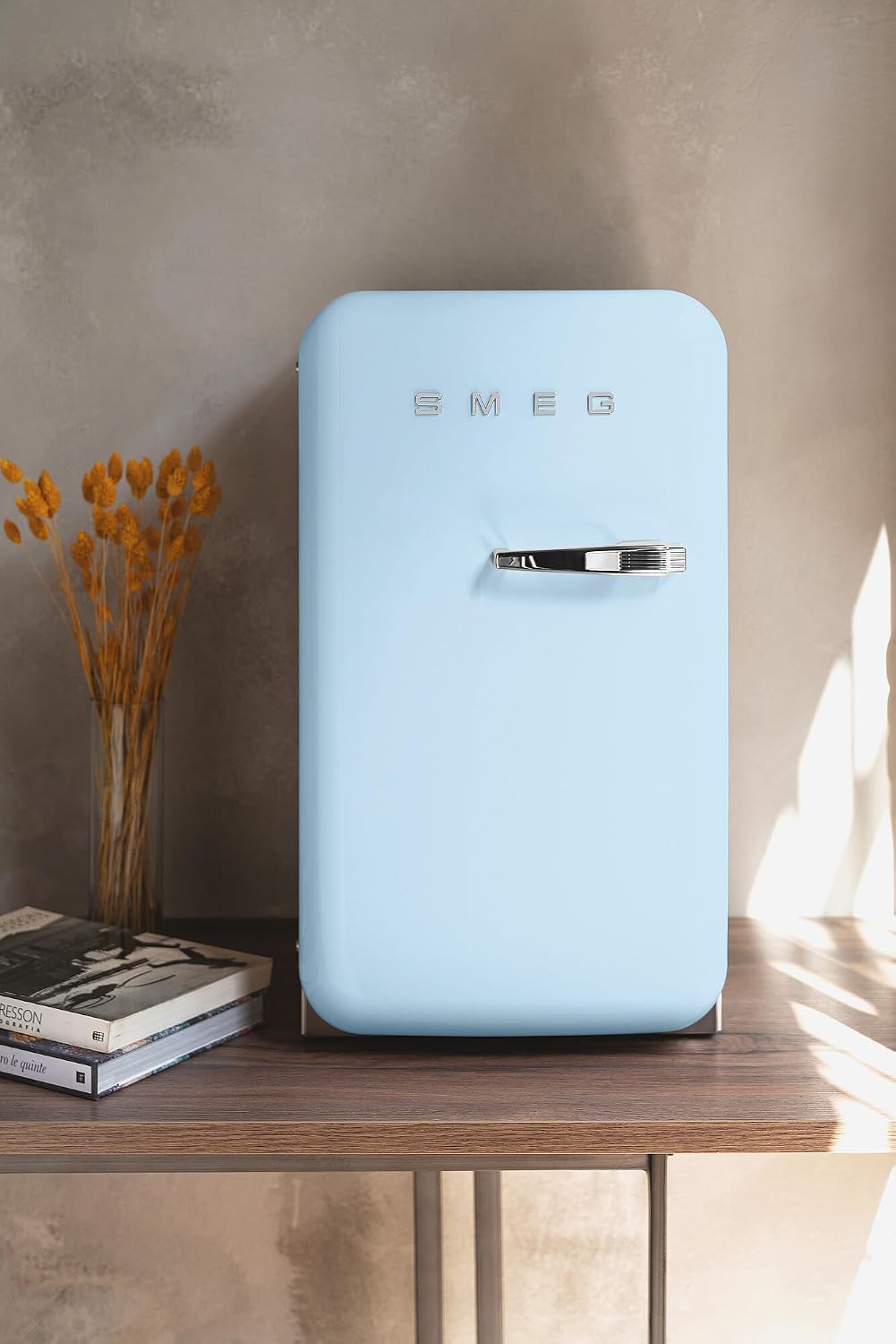 Smeg, minibar FAB5LDPB6, estilo vintage, una puerta, 34 l, bisagras a la izquierda, refrigeración estática, 2 estantes ajustables, botellero e iluminación LED, altura 72,5 cm, azul celeste