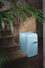 Smeg, minibar FAB5LDPB6, estilo vintage, una puerta, 34 l, bisagras a la izquierda, refrigeración estática, 2 estantes ajustables, botellero e iluminación LED, altura 72,5 cm, azul celeste