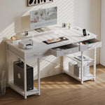 Escritorio para computadora Claiks con 3 cajones, escritorio de 140 x 60 cm con estante, mesa con 2 enchufes y 2 puertos de carga USB, mesa de oficina para PC para oficina en casa, sala de estar, blanco