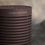 Bang & Olufsen Beosound Explore – Altavoz Bluetooth inalámbrico portátil para exteriores, hogar y viajes, 27 horas de autonomía, resistente al agua, sonido 360° + cable de carga USB-C – Negro antracita