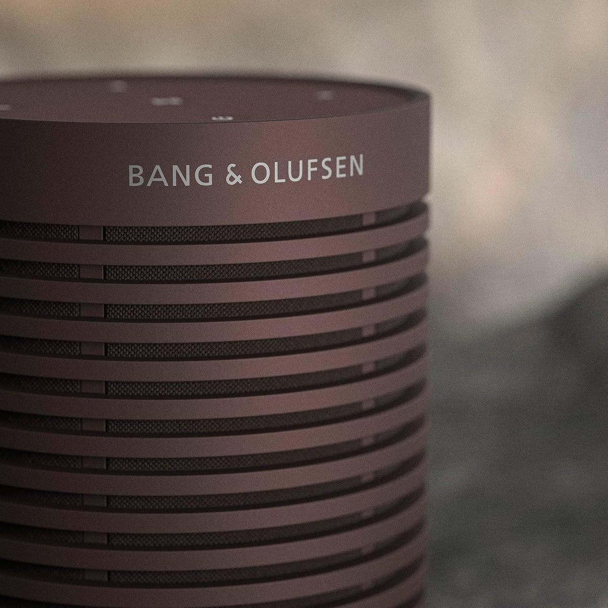 Bang & Olufsen Beosound Explore – Altavoz Bluetooth inalámbrico portátil para exteriores, hogar y viajes, 27 horas de autonomía, resistente al agua, sonido 360° + cable de carga USB-C – Negro antracita