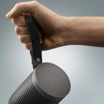 Bang & Olufsen Beosound Explore – Altavoz Bluetooth inalámbrico portátil para exteriores, hogar y viajes, 27 horas de autonomía, resistente al agua, sonido 360° + cable de carga USB-C – Negro antracita