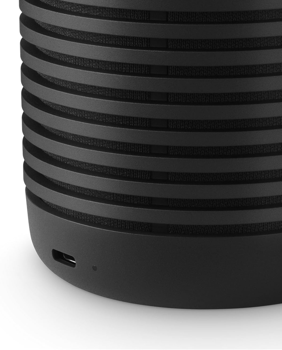 Bang & Olufsen Beosound Explore – Altavoz Bluetooth inalámbrico portátil para exteriores, hogar y viajes, 27 horas de autonomía, resistente al agua, sonido 360° + cable de carga USB-C – Negro antracita