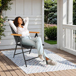 LIFERUN Silla de jardín plegable con respaldo alto, juego de 2 sillas de aluminio para balcón, reposabrazos de WPC, con respaldo y asiento acolchados, ajustable en 7 posiciones, hasta 120 kg, silla de comedor para exteriores, negro, 2 unidades