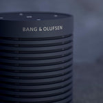 Bang & Olufsen Beosound Explore – Altavoz Bluetooth inalámbrico portátil para exteriores, hogar y viajes, 27 horas de autonomía, resistente al agua, sonido 360° + cable de carga USB-C – Negro antracita